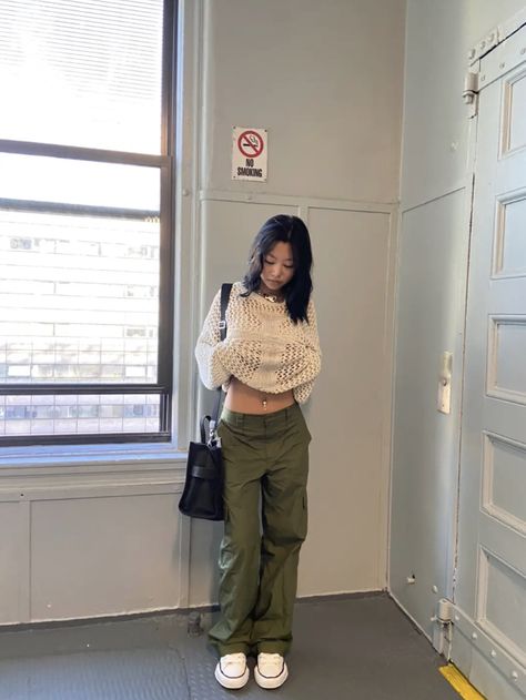 Cargo Outfits Women, Green Parachute Pants, Cargo Outfit, Streetwear Ideas, Korean Casual Outfits, Cold Weather Outfits, Girly Outfits, Lookbook Outfits, Teen Fashion Outfits