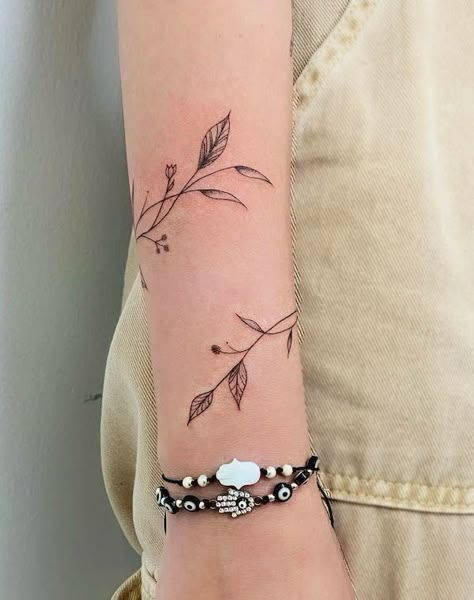 Leaves wrapping around the arm by @lolla_tattoo Tattoos For Women Forearm, Arm Tattoos For Women Forearm, Arm Wrap Tattoo, Trishul Tattoo, Around Arm Tattoo, Wrap Around Tattoo, Wrap Tattoo, Small Forearm Tattoos, Forarm Tattoos