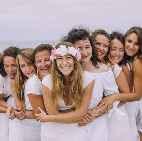 Bachelorette Photography, Bridesmaid Shoot, Wedding Photography Poses Bridal Party, Beach Photography Friends, Girlfriends Photoshoot, Bridal Shower Photography, Wedding Group Photos, Bachelorette Party Photo, Group Photo Poses