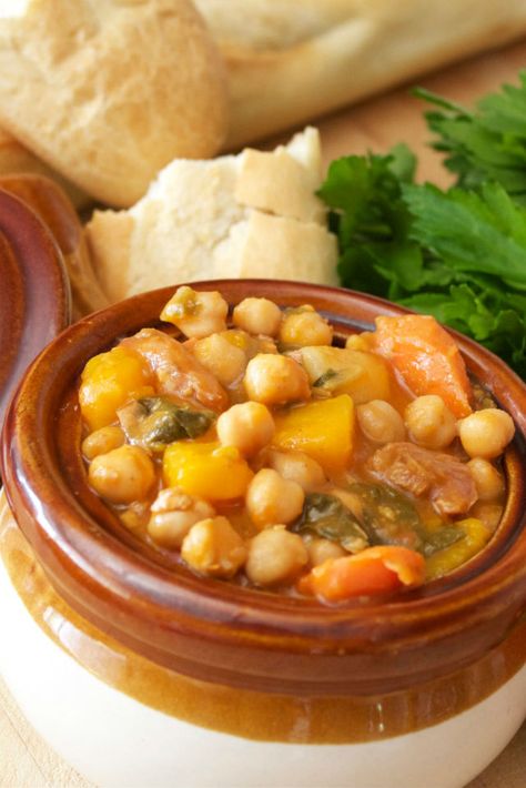 chickpea stew vert Cuban Meals, Garbanzo Bean Soup, Cuban Recipe, Dominican Recipes, Latin Dishes, Cuban Dishes, Garbanzo Bean, Bean Soup Recipe, Cuban Cuisine