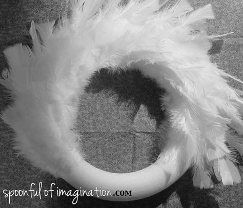 Halloween Feather Wreath, Feather Costume, Diy Feather, Feather Wreath, Holiday Wreaths Diy, Diy Shows, Wreath Flower, Christmas Mantle Decor, Mardi Gras Decorations