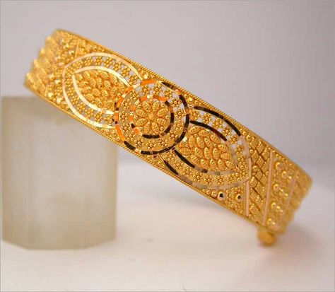 White Gold Charm Bracelet, Gold Bangle Designs, Pakistani Jewellery, 18k Gold Bangle, Gold Bangles Indian, Bangle Design, Gold Bangles For Women, Gold Bangle Set, Bangles Gold