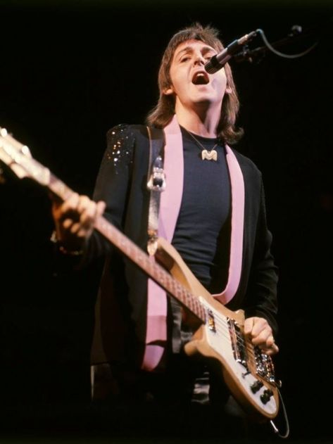 Paul Mccartney 70s, Beatles Yesterday, Wings Band, Silly Love Songs, Paul Mccartney And Wings, Paul And Linda Mccartney, Beatles Band, Music Genius, Bass Guitarist