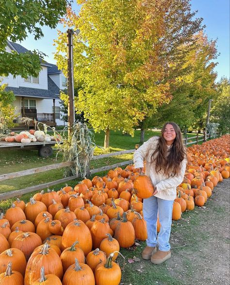 Cute Pumpkin Patch Pictures, Outfits For Pumpkin Patch Fall, Pumpkin Patch Pics, Pumpkin Picking Aesthetic, Pumpkin Patch Picture Ideas, Pumpkin Patch Photos, Pumpkin Patch Instagram Pictures, Pumpkin Patch Outfit Women, Pumpkin Patch Pictures