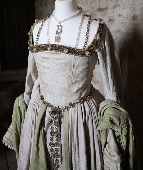 Anne Boleyn Outfit, Anne Boleyn Halloween Costume, Anne Boleyn Outfits, Reinassance Outfits, Tudors Dress, Anne Boleyn Dress, Kathrine Howard, Anne Boleyn Costume, Anne Of The Thousand Days