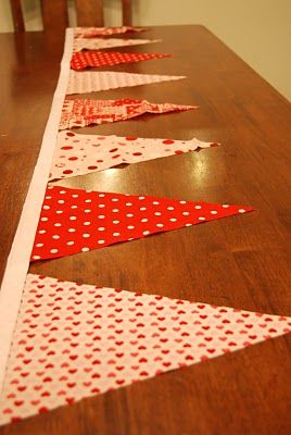 fabric flag banner tutorial Diy Flag Banner, Banner Tutorial, Diy Flag, Deco Champetre, Fabric Flag, Flag Banners, Banners Buntings, Fabric Flags, My Funny Valentine