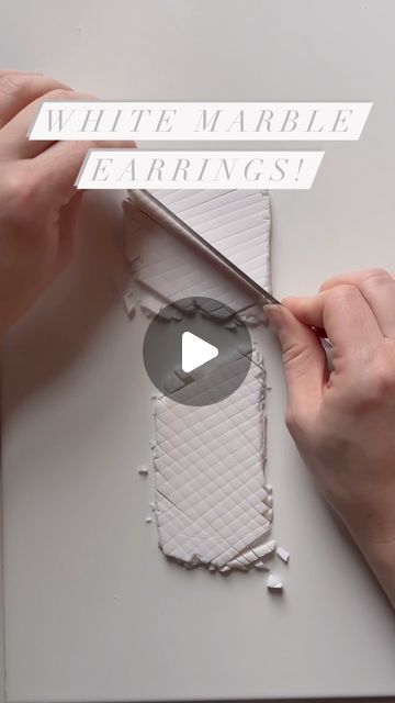 Clay Earring Patterns, White Polymer Clay Ideas, Textured Polymer Clay Earrings, White Clay Earrings, Marble Polymer Clay, Marbled Polymer Clay, Marble Clay Earrings Tutorial, Polymer Clay Earrings Marble Diy, Marble Effect Polymer Clay