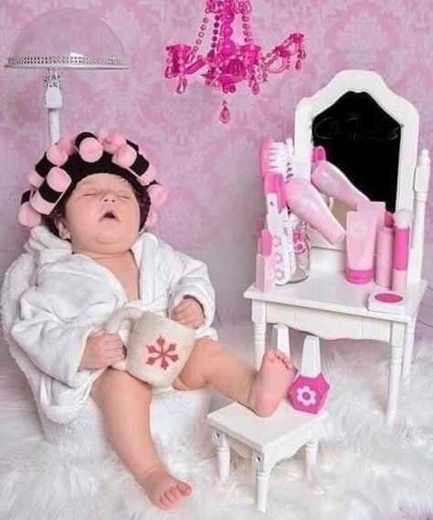 6 Month Baby Picture Ideas, Baby Milestones Pictures, Monthly Baby Pictures, Funny Baby Pictures, Monthly Baby Photos, Newborn Baby Photoshoot, Cool Baby, Baby Poses, Newborn Baby Photos