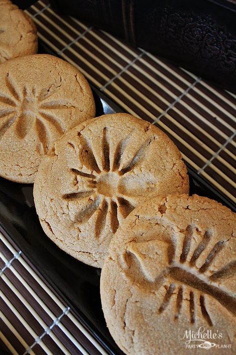 Indiana Jones Cake, Fossil Cookies, Caveman Party, Indiana Jones Birthday Party, Egyptian Themed Party, Indiana Jones Party, Adventure Birthday Party, Father's Day Party, Egyptian Party