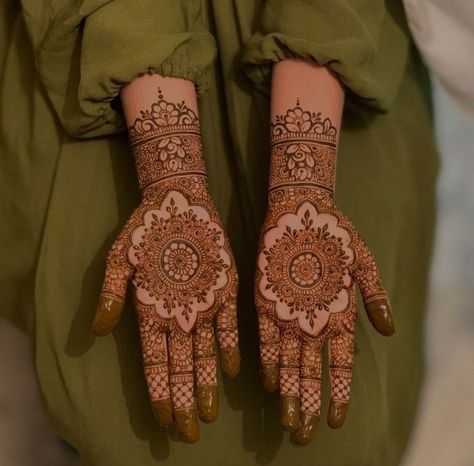 Henna Designs Brown Skin, Palm Bridal Mehndi Design, Bridal Palm Mehndi Design, Front Mehndi Design, Palm Mehndi Design, Very Simple Mehndi Designs, Simple Mehndi Designs Fingers, Pretty Henna Designs, Full Mehndi Designs