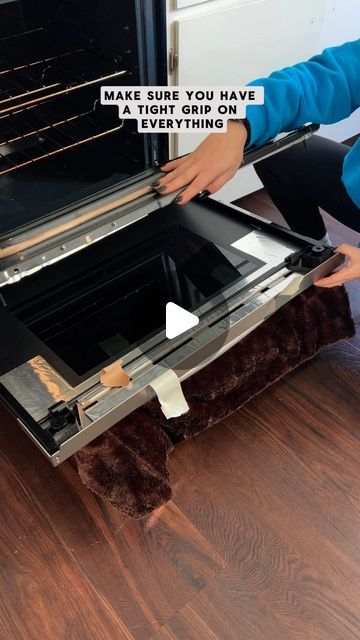 Cleaning Between Glass On Oven Door, Oven Door Glass Cleaning, How To Clean The Oven, How To Clean Oven Glass Door, Clean Oven Glass Door, Clean Oven Door, Household Cleaning Schedule, Tidy House, Cleaning Videos