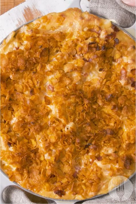 A creamy and cheesy mac & cheese bake topped with a crunchy corn flakes crust. A true classic meal the family will love! Cornflake Crust Mac And Cheese, Cornflake Mac And Cheese, Cornflake Recipes, Skillet Mac And Cheese, Foodies Of Sa, African Homes, Thanksgiving Goodies, Cheesy Mac, Macaroni And Cheese Casserole