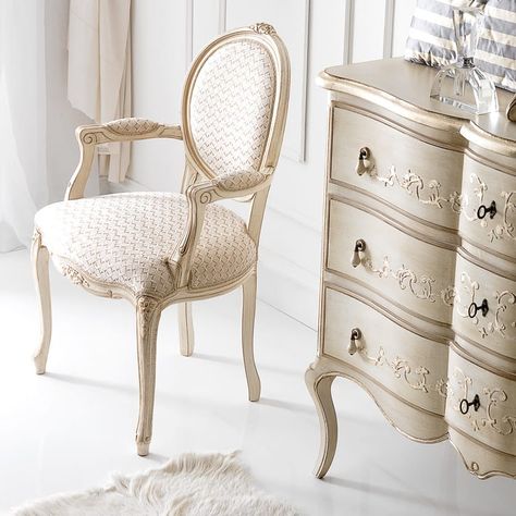 Designer Armchair, Gold Lounge, Bridgerton Style, Statement Chair, Fantasy Bedroom, Classical Furniture, Luxury Dining Chair, White Chairs, Interior Design Guide