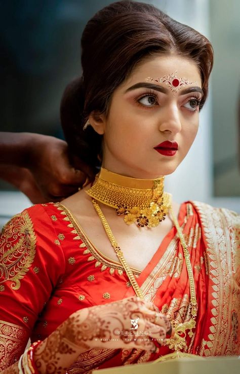 Bengali Hairstyle, Soft Pink Makeup, Uni Makeup, Bride Fashion Photography, Soft Makeup Look, Eyes Hazel, Eyebrows Makeup, Indian Bride Makeup, Bridal Art