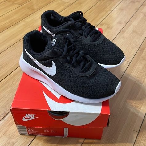 Kids Black & White Nike Tanjun Black White Nike, Nike Tanjun, Kids Black, White Nike, White Nikes, Nike Free, Sneakers Nike, Black White, Black And White