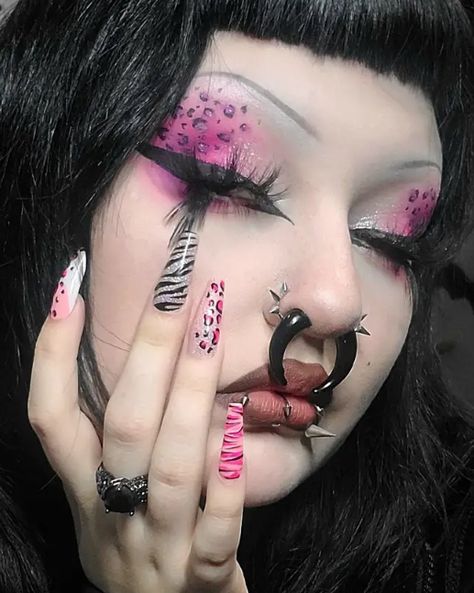 Eye Art Makeup Ideas, Yandere Makeup Look, Girly Rockstar Outfit, Advanced Makeup Looks, Scene Makeup Looks 2000s, Pink Trad Goth Makeup, Cool Alt Makeup, Alt Eyeliner Looks, Tacky Makeup