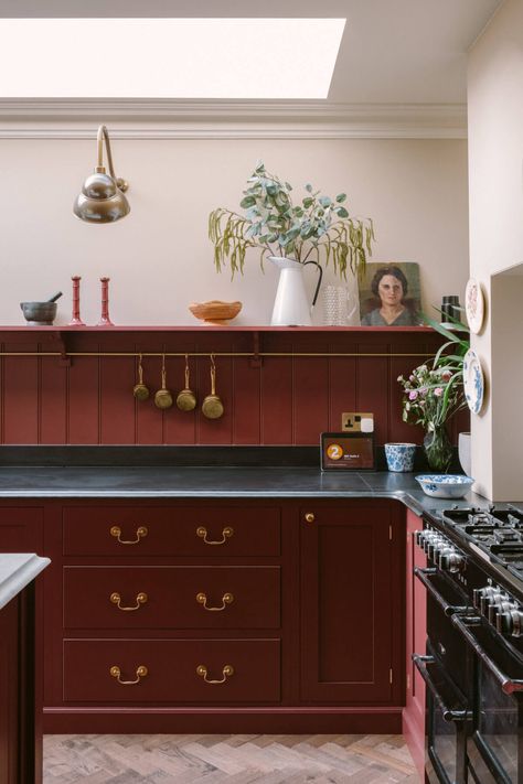 A Deep Red Kitchen in a Victorian Home in London 9 Kitchen Victorian, Red Kitchen Cabinets, Estilo Cottage, Black Kitchen Countertops, Red Cabinets, Grey Kitchen Island, Bold Kitchen, Devol Kitchens, Black Countertops