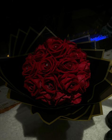 Inlove with this 34 count Diamond Rose Bouquet😍❤️! #custom #baddiesbouquet #motherdaygift #bouquets #custombouquet #redroses #happybirthday #explorepage #explorepage #viral Grayson Hawthorne, Black Rose Bouquet, Red Flower Bouquet, Ribbon Rose Bouquets, Dark Roses, Birthday Roses, Hello Kitty Crafts, Red Rose Bouquet, Dream Wedding Venues