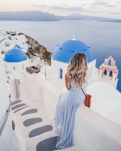 Santorini Photo Ideas, Santorini Outfit Ideas, Greece Photoshoot, Santorini Photoshoot, Santorini Outfit, Santorini Vacation, Greek Aesthetic, Santorini Travel Guide, Santorini Oia