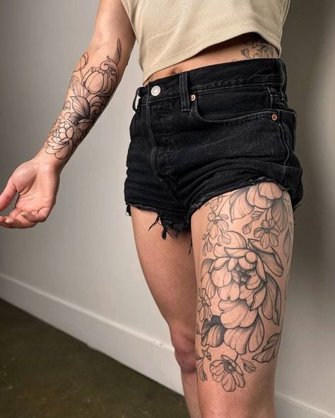 Tulip Tattoo, Free Hand Tattoo, Tattoos Women, Leg Tattoos Women, Peonies Tattoo, Botanical Tattoo, Hip Tattoo, Thigh Tattoo, Leg Tattoos