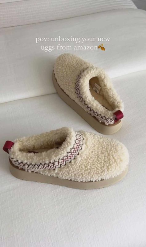 New Ugg Slippers, Ugg Tazz Braid Outfit, Sherpa Uggs Outfit, Fuzzy Ugg Slippers Outfit, Ugg Platform Slippers Outfit, Ugg Slippers Aesthetic, Ugh Slipper, White Ugg Slippers, Sherpa Uggs