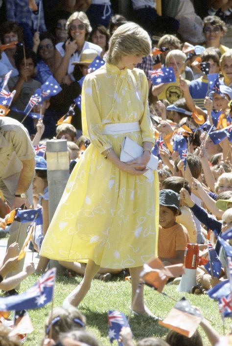 March 1983 Princess Diana wore a breezy, bright yellow sundress to visit school children in Australia. The long-sleeved and high-neck dress paired perfectly with the Princess's white leather accessories. Princess Diana Dresses, Princess Diana Fashion, Princess Diana Family, Princess Diana Photos, Princess Diana Pictures, Queen Of, Princes Diana, Diana Fashion, Alice Springs