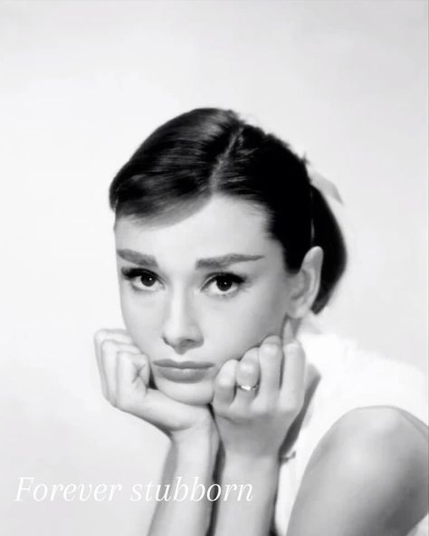 Audrey Hepburn Black And White, Audrey Hepburn Old, Coquette Asthetic, Baby Bangs Long Hair, Audrey Hepburn Wallpaper, Audrey Hepburn Hair, Aubrey Hepburn, Audrey Hepburn Photos, Photography Assignments