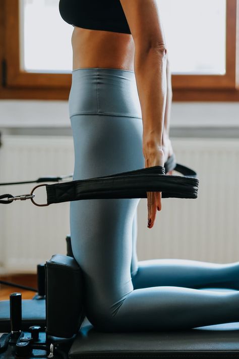 What to Wear to Club Pilates Reformer Pilates Studio Aesthetic, Fitness Studio Aesthetic, Pilates Photos, Pilates Photoshoot, Pilates Lifestyle, Reformer Exercises, Lagree Fitness, Club Pilates, Pilates Poses