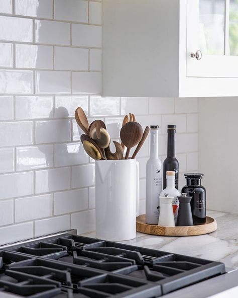 Kitchen corner with subway tiles, a marble countertop, and wooden utensils, blending style and function. Hamptons Style Interior, Marble Countertop, Kitchen Corner, Subway Tiles, New England Style, Wooden Utensils, England Style, Hamptons Style, England Fashion