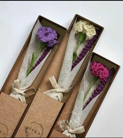 Crochet Flower Packaging Ideas, Crochet Flower Packaging, Crochet Packaging Ideas, Diy Bouquet Wrap, Crochet Flowers Easy, Flower Bouquet Diy, Crochet Bouquet, Flower Gift Ideas, Crochet Shop