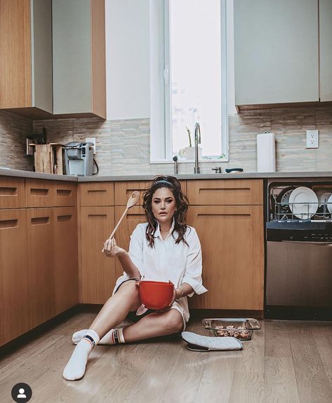 Kitchen Posing Ideas, Cooking Model Photoshoot, Kitchen Floor Photoshoot, Photoshoot In Kitchen Photo Ideas, Kitchen Photoshoot Ideas Women, Kitchen Poses Women, Women Kitchen Aesthetic, Bouidor Photography Kitchen, Photoshoot In The Kitchen