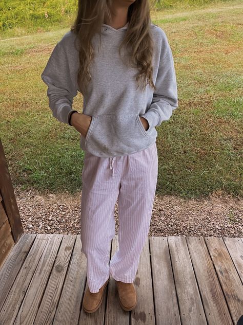 Road Trip Outfit Aesthetic, Comfy Movie Outfits, Carhartt Coat Outfit, Brandy Sweatpants Outfit, Fall Couple Ideas, Comfy Teen Outfits, Brandy Melville Outfits Aesthetic, Ugg Mini Outfit, Sweatpants Outfit Aesthetic