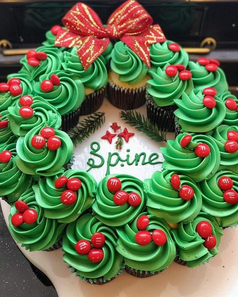 Christmas Cupcake Flavors, Christmas Tree Cupcake Cake, Wreath Cupcakes, Sweet Treats Ideas, Christmas Cupcake Cake, Cupcake Wreath, Christmas Cupcakes Decoration, Christmas Tree Cupcakes, Wreath For Christmas