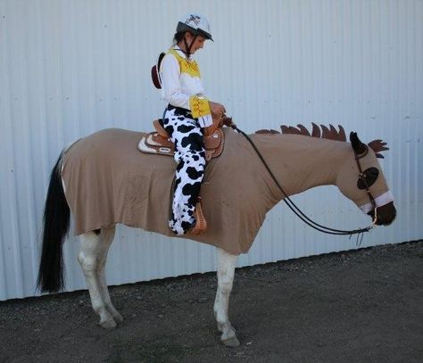 Jessie and Bullet from Toy Story 2! - Mathea Turk Costume Class Horse Show, Horse Costume Ideas, Horse Halloween Ideas, Pony Costumes, Horse Fancy Dress, Horse Halloween Costumes, Horse Halloween, Halloween Horse, Horse Costume