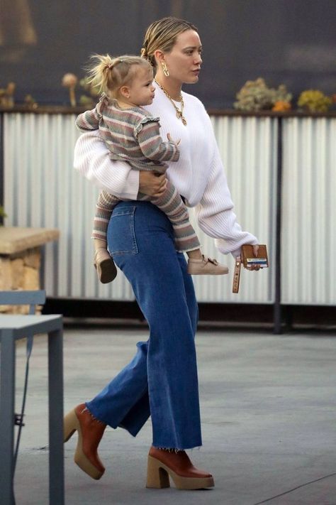 Hilary Duff Fitness, Evereve Outfits, Hilary Duff Style, Hillary Duff, Los Angeles Shopping, Celeb Style, Hilary Duff, White Sweater, Winter Clothes