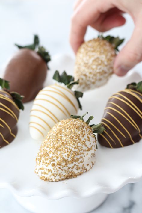 Recipe Strawberry Shortcake, Strawberry Shortcake Smoothie, White Chocolate Covered Strawberries, Valentine Strawberries, Chocolate Covered Strawberry Recipe, White Chocolate Covered, Blackberry Syrup, Chocolate Covered Strawberries Bouquet, Recipe Strawberry