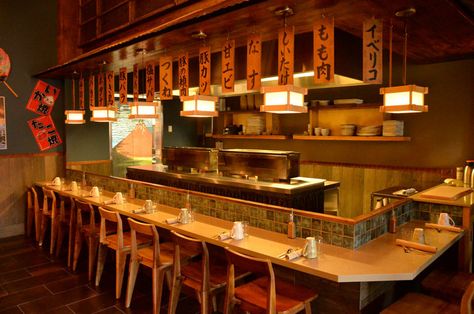 Small Izakaya Interior, Japanese Diner Interior, Izakaya Interior Design, Japanese Bar Aesthetic, Japanese Izakaya Interior, Sushi Bar Design Ideas, Japanese Bar Design, Japanese Restaurant Aesthetic, Japanese Restaurant Interior Design