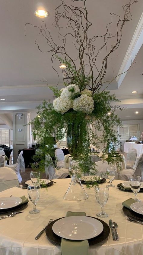 Tall Arrangements Wedding, Dinner Table Flower Arrangements, Wedding Ideas Party Favors, Wedding Dinner Ideas Food, Drinks For Wedding, Wedding Dinner Ideas, Bridesmaids Brunch, Enchanted Forest Decorations, Wedding Welcome Table