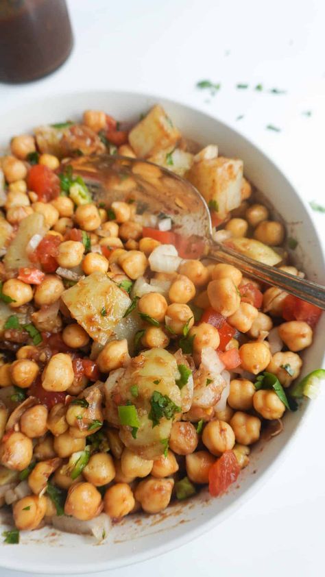 Chana Chaat (Cholay) Chana Chaat Recipe, Snack Quick, Chaat Recipe, Chickpea Curry, Chaat Masala, Quick Lunch, Tea Time Snacks, Masala Recipe, Quick Lunches