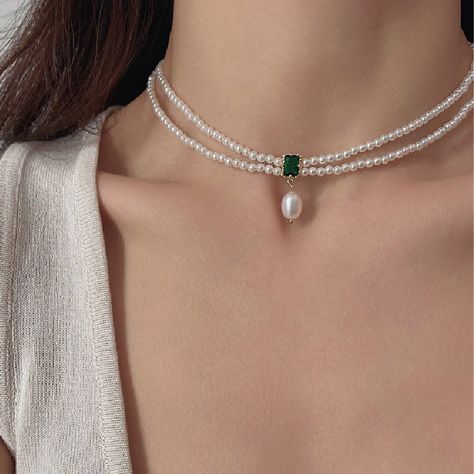 Introducing the epitome of elegance and style - Gorgeous emerald green natural pearl pendant double layering pearl necklace choker. Beautiful stunning gold laced green emerald matches with pearls, luxurious classic elegance. Double layer strands 2mm pearl beaded chain looks exquisitely delicate. Emerald gemstone is super eye catching, stylish with vintage vibes! Crafted with the finest quality faux pearls, this choker boasts a double layer design that sits comfortably on your neck, creating a ch Pearl Choker With Pendant, Pearl And Emerald Necklace, Diy Pearl Necklace, Green Choker, Emerald Green Necklace, Diy Choker, Pearl Necklace Choker, Simple Pearl Necklace, Earrings Outfit