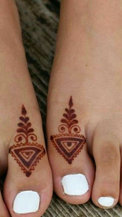 Looking for a way to add a little spice to your henna tattoo project? Try stenciling! These tattoo stencils make it easy to create a design that is exactly what you've been wanting. Toe Mehendi Designs, Foot Mendhi Designs Simple, Foot Mehendi Design Simple, Henna Feet Designs, Henna Tattoo Stencils, Henne Tattoo, Leg Henna, Foot Henna, Finger Henna Designs