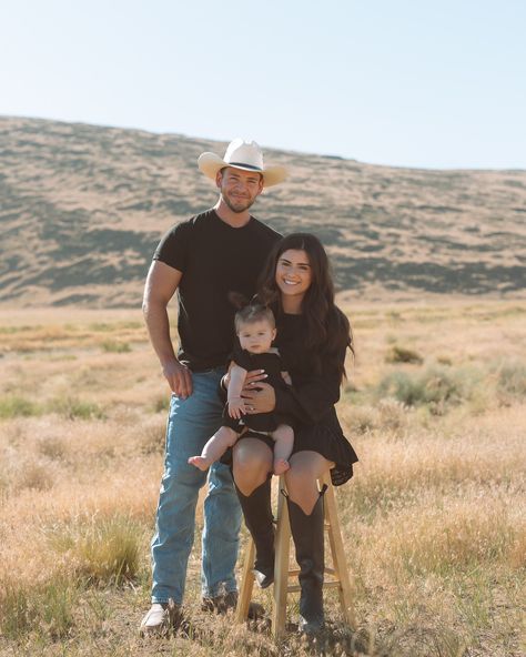 Family photos for this sweet lil family.🫶🤍 #carsoncityphotographer #renophotographer #laketahoephotographer #renotahoephotographer #renonevada Western Christmas Family Photos, Western Theme Family Pictures, Country Photoshoot Ideas Family, Western Family Christmas Pictures, Western Photoshoot Ideas Family, Family Western Photoshoot, Family Pictures With Horses, Western Fall Family Pictures, Family Country Photoshoot