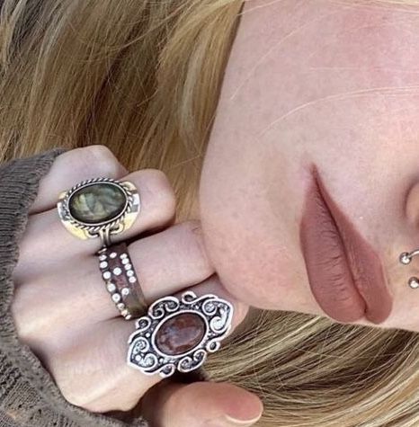 Wearing Rings, Marlene Mckinnon, Grunge Jewelry, Edgy Jewelry, Indie Jewelry, Estilo Hippie, Rings Vintage, Dope Jewelry, Funky Jewelry