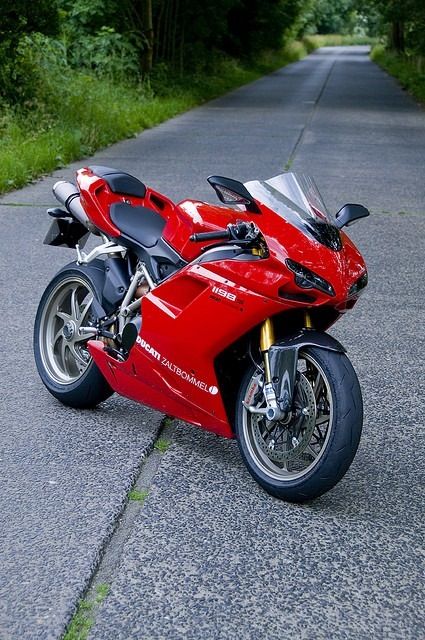 Ducati 1198S - Awesome torque, but can be a handful on the street.  Uncompromising ergonomics make for uncomfortable city riding, but once you are out of the city... To Fast To Furious, Ducati 1198, Ducati 1299 Panigale, Motor Balap, Motorcycle Lifestyle, Xe Ducati, Moto Ducati, Italian Motorcycles, Fast Bikes