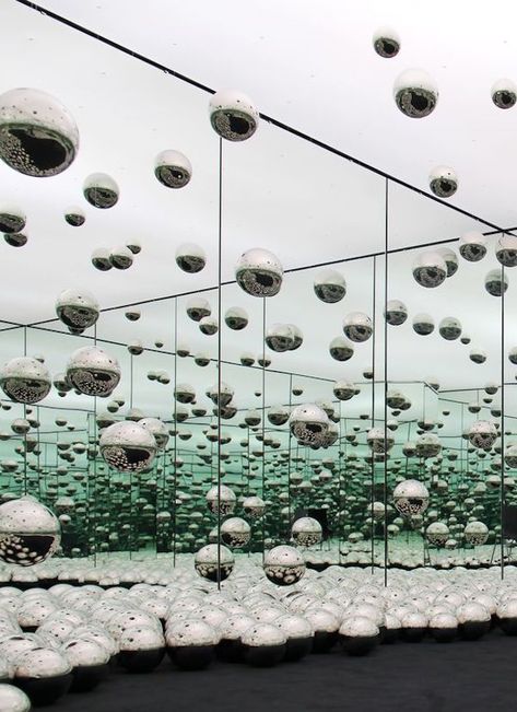 We love the way Yayoi Kusama plays with space, light and reflection to create her Infinity Mirror Room in the Wndr Museum in Chicago. Kusama’s installation combines art and science to create a mirrored illusion where steel balls can float. ⁠⠀#WndrMuseum #Chicago #YayoiKusama #art #design #inspiration ⁠⠀ Wndr Museum, Infinity Mirror Room, Museum Chicago, Infinity Room, Mirror Illusion, Chicago Pictures, Chicago Outfit, Mirror Installation, Mirror Room