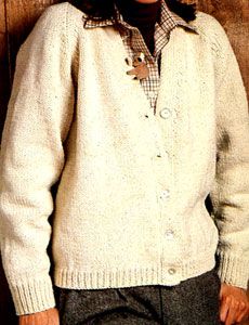 V-Neck Cardigan knit pattern originally published by Bernat Handicrafter, Book 137. #knittingpatterns #sweaterpatterns Vintage Cardigan Pattern, Cardigan Pattern Knitting, Sheep Knitting Pattern, Raglan Sleeve Cardigan, Ladies Cardigan Knitting Patterns, Round Neck Cardigan, Knitting Patterns Free Sweater, Knit Cardigan Pattern, Sweater Patterns