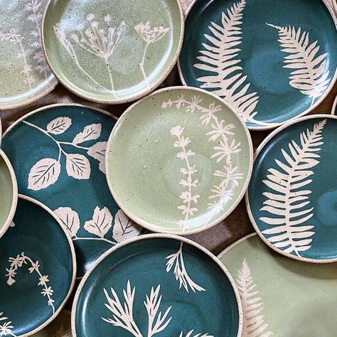 Tamara Bryan on Instagram: "Pacific Northwest plants and colors, some of my favorite things💚🌲💚🌲 ⠀⠀⠀⠀⠀⠀⠀⠀⠀ Link in profile to purchase ⠀⠀⠀⠀⠀⠀⠀⠀⠀ #potteryart #ceramicstudio #handmadeceramics #stonewarepottery" Botanical Pottery, Beginner Pottery, Leaf Stencil, Hobby Shop, Hand Built Pottery, Pottery Classes, Stoneware Pottery, Ceramics Pottery Art, Ceramic Studio