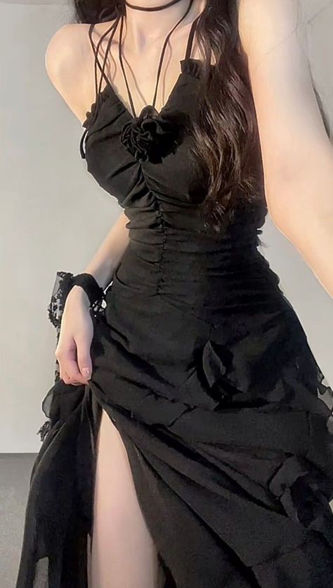 Eighteenth Birthday Dress, Masc Dresses, Black Dresses Aesthetic, Aesthetic Korean Dress, Fancy Dinner Outfit Night, Hot Dresses For Women, Elegant Everyday Outfits, Full Body Pictures, Outfit Description