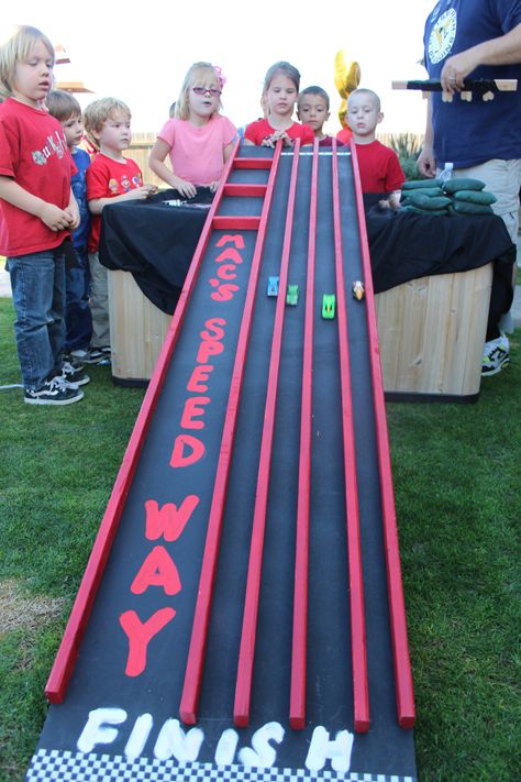 Pretty easy race track built with just ply wood and 2 by 2's. and spray paint... Pinewood Derby Track, Hot Wheels Race Track, Hotwheels Birthday Party, Backyard Toys, Edit Image, Unique Vehicles, Hot Wheels Party, Hot Wheels Birthday, Hot Wheels Track