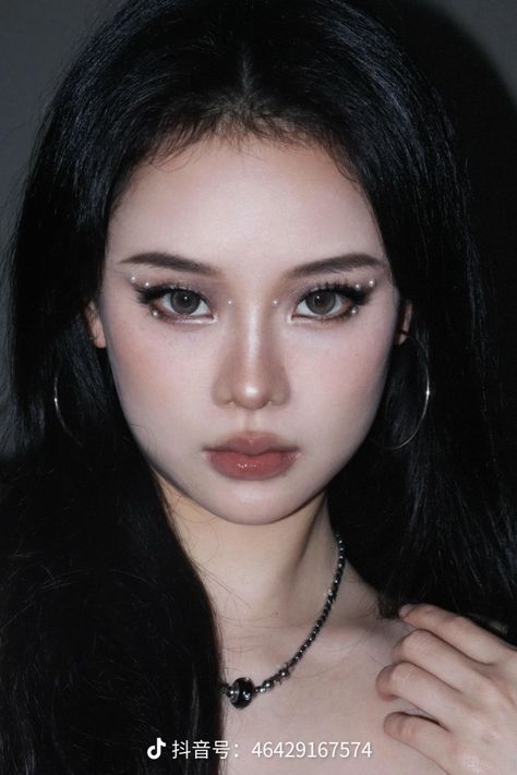 Make Up Looks For New Years, Korean Black Makeup, Monolid Makeup Looks, Chungha Makeup, Reputation Makeup, Elegant Makeup Looks, Nightclub Makeup, Gem Makeup, Slay Makeup